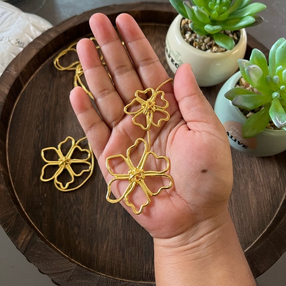 Long Hollow Metal Large Flowers Necklace Neckchain - Picture 2 of 3